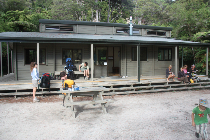 58GradNord Abel Tasman Mit Kindern wandern Bark Bay Hut